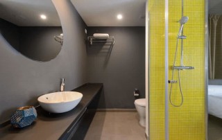 Amazing Cheap Apartment Pool Playa den Bossa PlayaJad16 Bathroom - LeibTour: TOP aparthotels in Ibiza