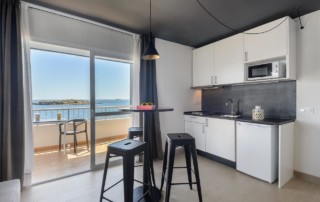 Amazing Cheap Apartment Pool Playa den Bossa PlayaJad16 kitchen - LeibTour: TOP aparthotels in Ibiza
