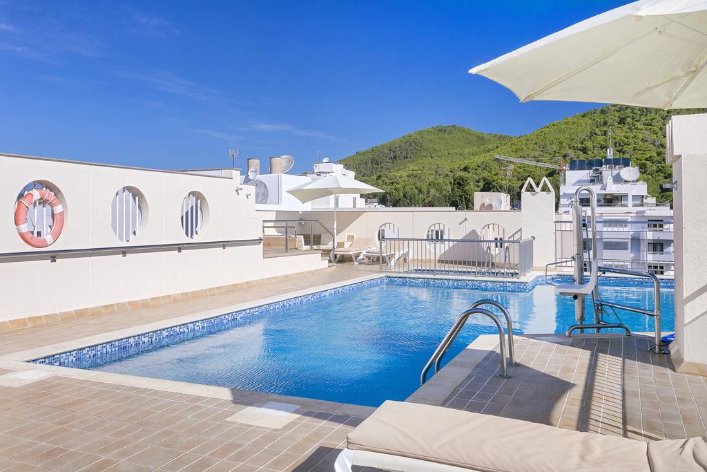 Surf and book in few minutes: ♒ Bright aparthotel with 1 or 2 bedrooms, up to 5 guests. Amazing roof terrace with pool and spectacular views!