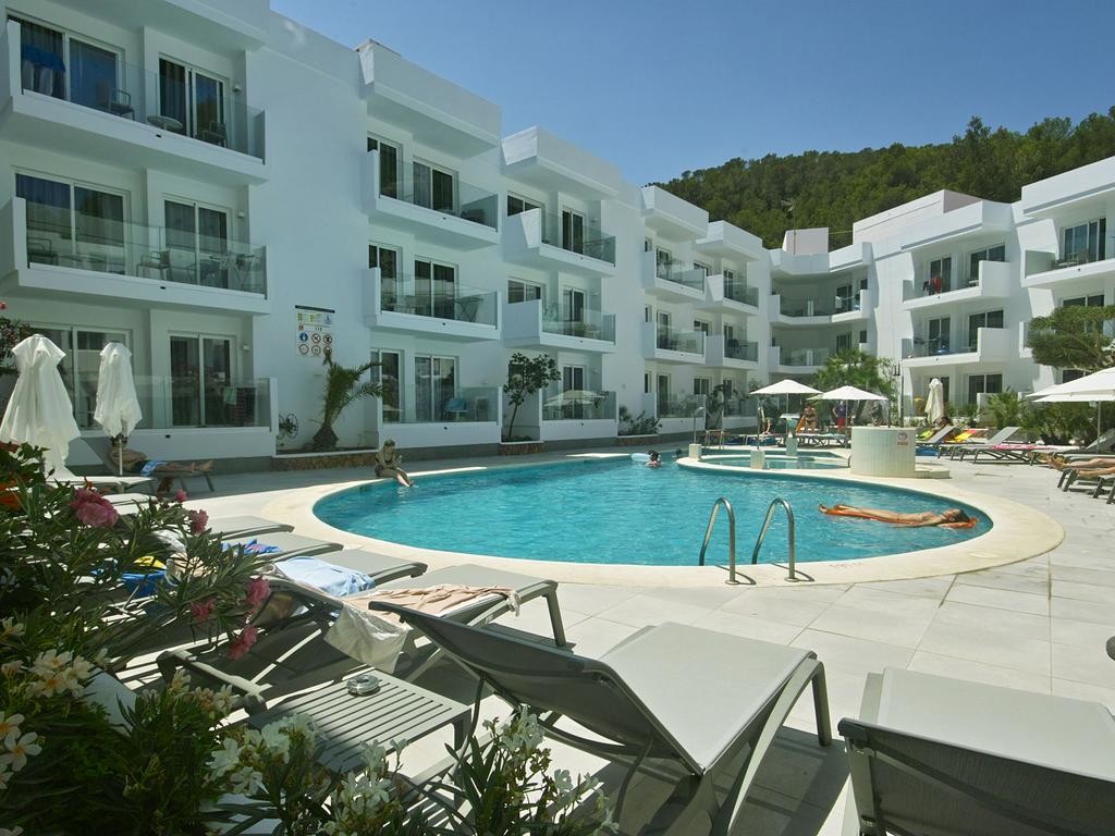 Bright large family apartment by the sea – BALRESMIG – Swimming pool Bright large family apartment by the sea BALRESMIG Swimming pool - LeibTour: TOP aparthotels in Ibiza
