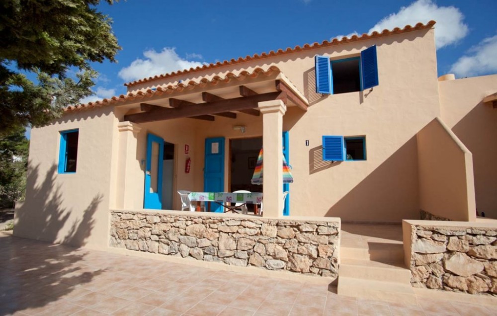 Surf and book in few minutes: Holiday apartments next to the most beautiful beach in Formentera, ideal for large groups and families