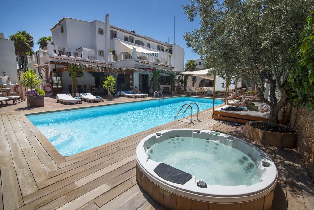Relaxing and Chilling Out Holiday Apartments and Rooms in S’Argamassa, SANTA EULALIA – Property Code: CRASEIBZ