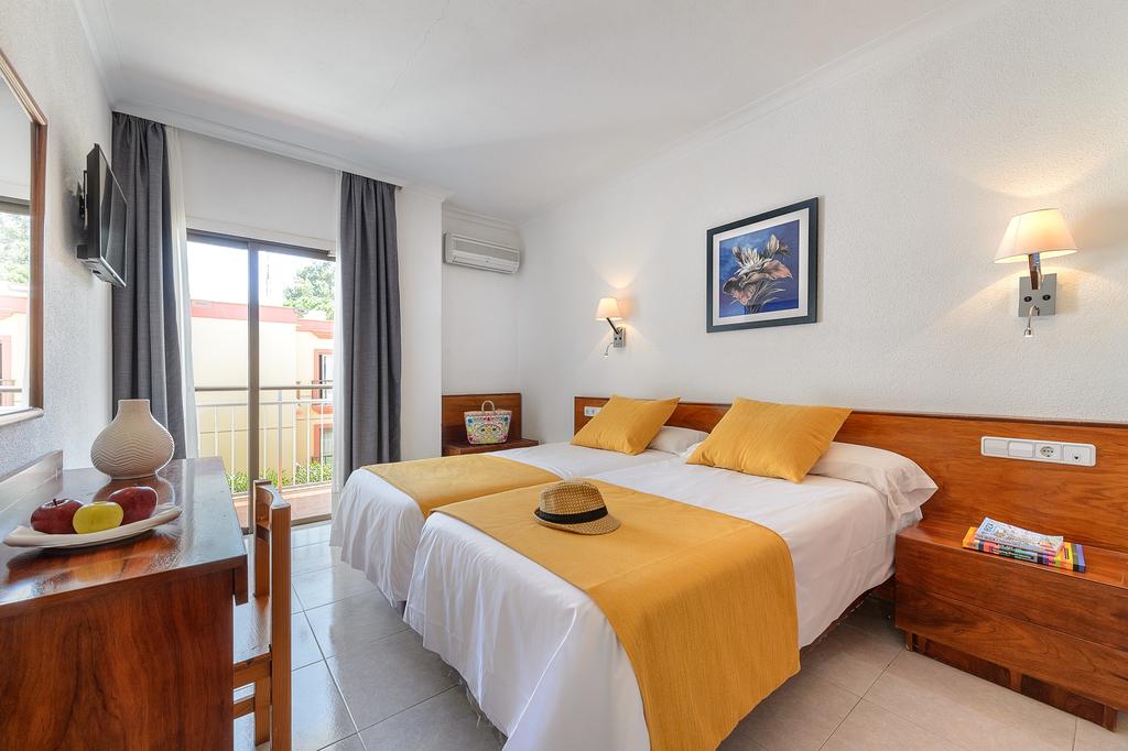 Cozy Apartment with large pool city heart, SAN ANTONIO – SIRAPSAN – Bedroom 3 Cozy Apartment with large pool city heart SAN ANTONIO SIRAPSAN Bedroom 3 - LeibTour: TOP aparthotels in Ibiza