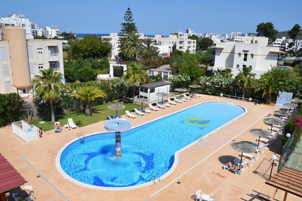 Surf and book in few minutes: Elegant studio apartments with large pool and gym in San Antonio bay. Perfect for small families