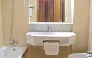 Cozy Nice Apartment with Pool SAN ANTONIO LAKAPT Bathroom - LeibTour: TOP aparthotels in Ibiza