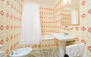 Cozy Studio Apartments with Pool PLAYA DEN BOSSA VICENROS Bathroom - LeibTour: TOP aparthotels in Ibiza