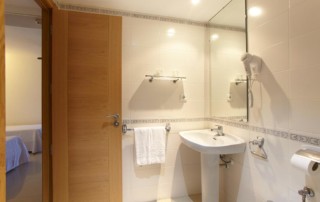 Elegant large apartment with pool NERAPSA Bathroom3 - LeibTour: TOP aparthotels in Ibiza