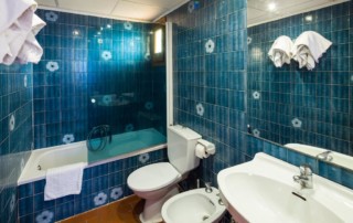 Group accommodation large holiday apartment. PLAYA DEN BOSSA Bossarlz Bathroom - LeibTour: TOP aparthotels in Ibiza