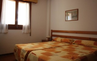 Group accommodation large holiday apartment. PLAYA DEN BOSSA Bossarlz Bedroom2 - LeibTour: TOP aparthotels in Ibiza