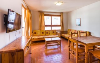 Group accommodation large holiday apartment. PLAYA DEN BOSSA Bossarlz Living room3 - LeibTour: TOP aparthotels in Ibiza