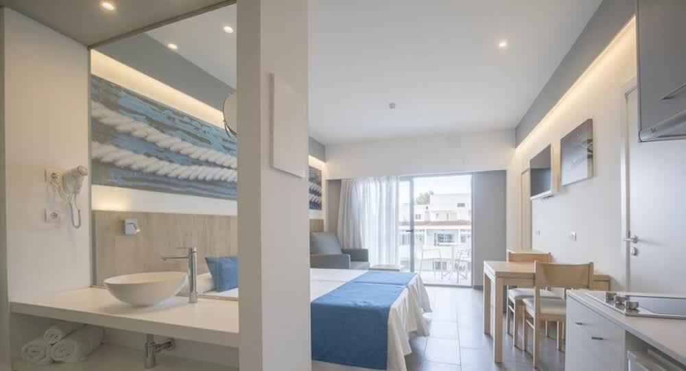 Large comfortable apartment with pool and private parking – SEUCALU – Bedroom4 Large comfortable apartment with pool and private parking SEUCALU Bedroom4 - LeibTour: TOP aparthotels in Ibiza