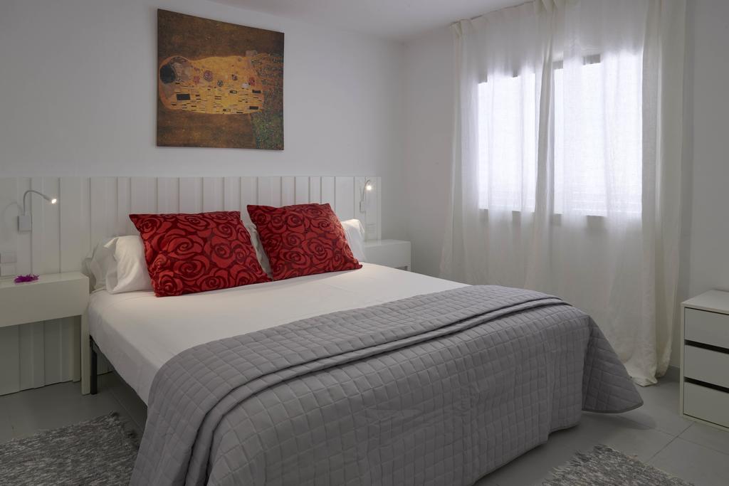 Surf and book in few minutes: Large group apartments up to 5 guests, in Ibiza capital city close to Playa den Bossa