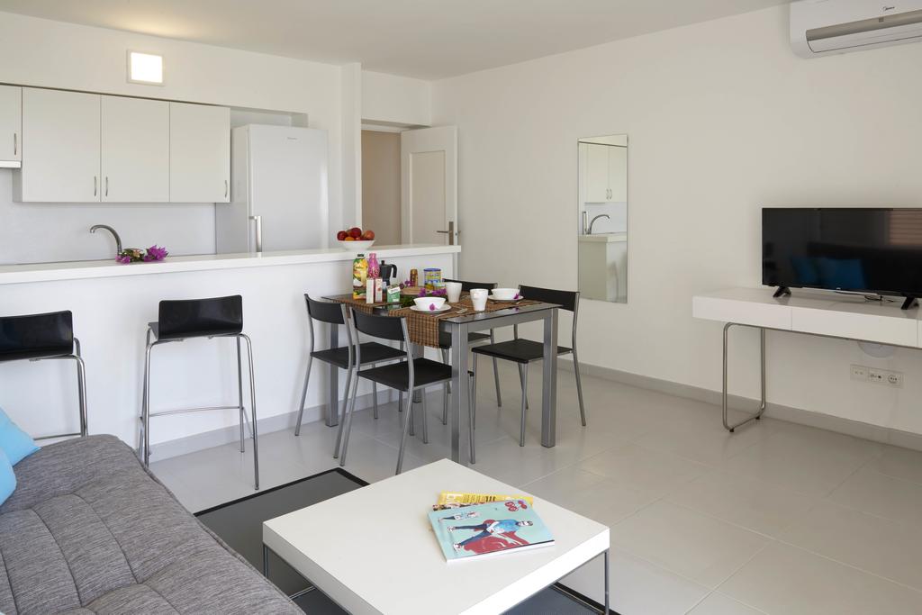 Large group apartment up to 6 guests – ENKIBZAP – Living room Large group apartment up to 6 guests ENKIBZAP Living room - LeibTour: TOP aparthotels in Ibiza