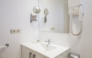 Large lovely apartment just a step from Play d en Bossa s nightlife IBHEAAP Bathroom - LeibTour: TOP aparthotels in Ibiza