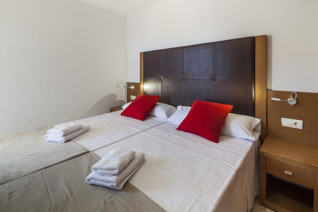 Large lovely apartment, just a step from Play d_en Bossa_s nightlife – IBHEAAP – Bedroom2 Large lovely apartment just a step from Play d en Bossa s nightlife IBHEAAP Bedroom2 - LeibTour: TOP aparthotels in Ibiza