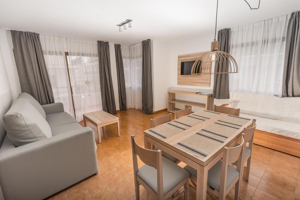 Central holiday apartments in the center short walk to the beach, SANTA EULALIA – Property Code: NKOIPRT