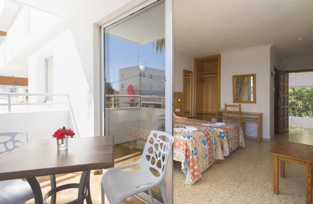 Surf and book in few minutes: ♕ TOP 10 holiday accommodations to rent in Playa d'en Bossa center. Cozy Nice Holiday Apartments and studios with Pool, 5 min to Ushuaia, Hi, ex Bora Bora and Hard Rock ★