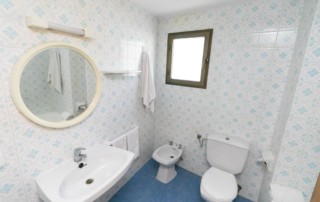 Nice apartment city downtown with pool SAN ANTONIO BLAPFESA Bathroom 4 - LeibTour: TOP aparthotels in Ibiza