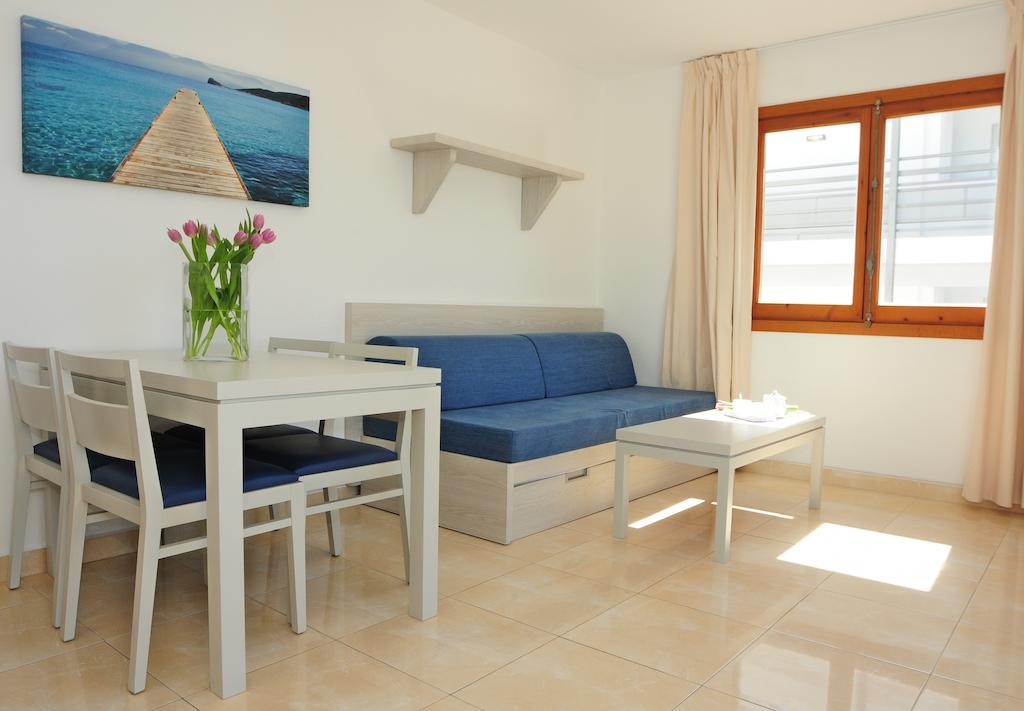 Surf and book in few minutes: Central Holiday Apartments ideal for groups in Figueretas district, very close to Playa den Bossa, in the heart of Ibiza's nightlife ☕
