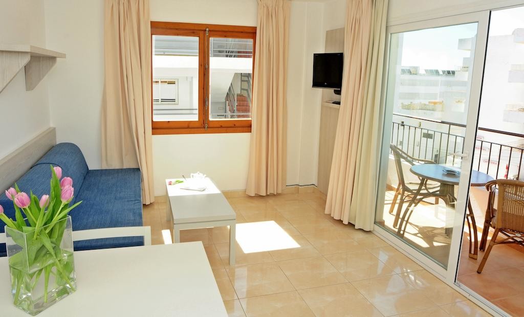 Playa den Bossa Central Apartment 6 guests – AVEIBZAP Living room 4 Playa den Bossa Central Apartment 6 guests AVEIBZAP Living room 4 - LeibTour: TOP aparthotels in Ibiza