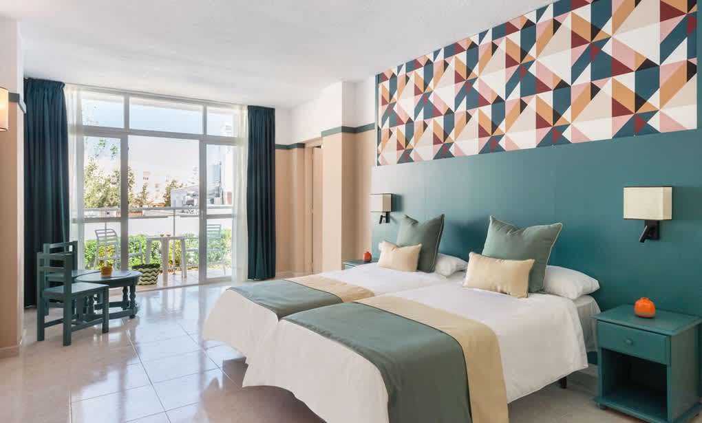 Bright holiday apartments close to the beach with gym and pool, SAN ANTONI BAY – Property Code: SAMARCL