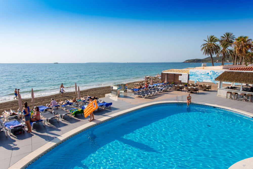 Elegant beachfront holiday apartment with swimming pool, PLAYA DEN BOSSA – Property Code: SRSPLAYA