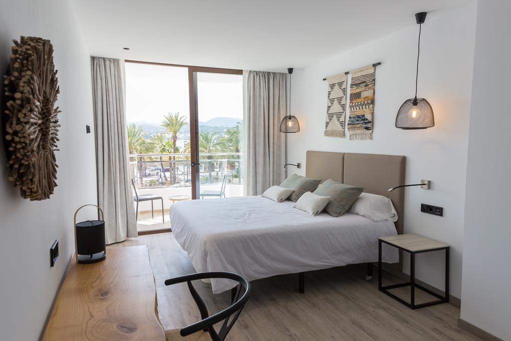 Surf and book in few minutes: Stilish Modern Elegant holiday rooms in san antonio heart, 700m from Cafè del Mar and 400m from the beach