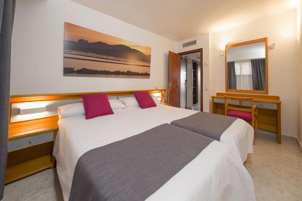 Stunning Apartment Playa den Bossa sea view – PlayaJaS 4 Stunning Apartment Playa den Bossa sea view PlayaJaS 4 - LeibTour: TOP aparthotels in Ibiza