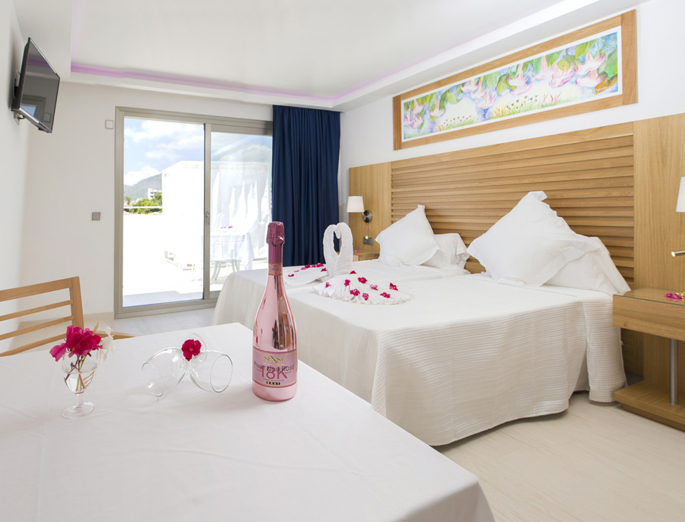 Surf and book in few minutes: Cozy Vacation Rentals in Playa d'en Bossa - Ibiza. Apartments for Holiday Rental with pool, garden and tennis court. Spend your dream vacation with us! 