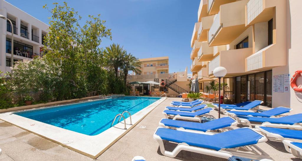 JVLOSAN Pool Stylish Homey holiday apartments and studios close to West End and Clubs. Short walk to the beach, Cafe del Mar and Cafe Mambo